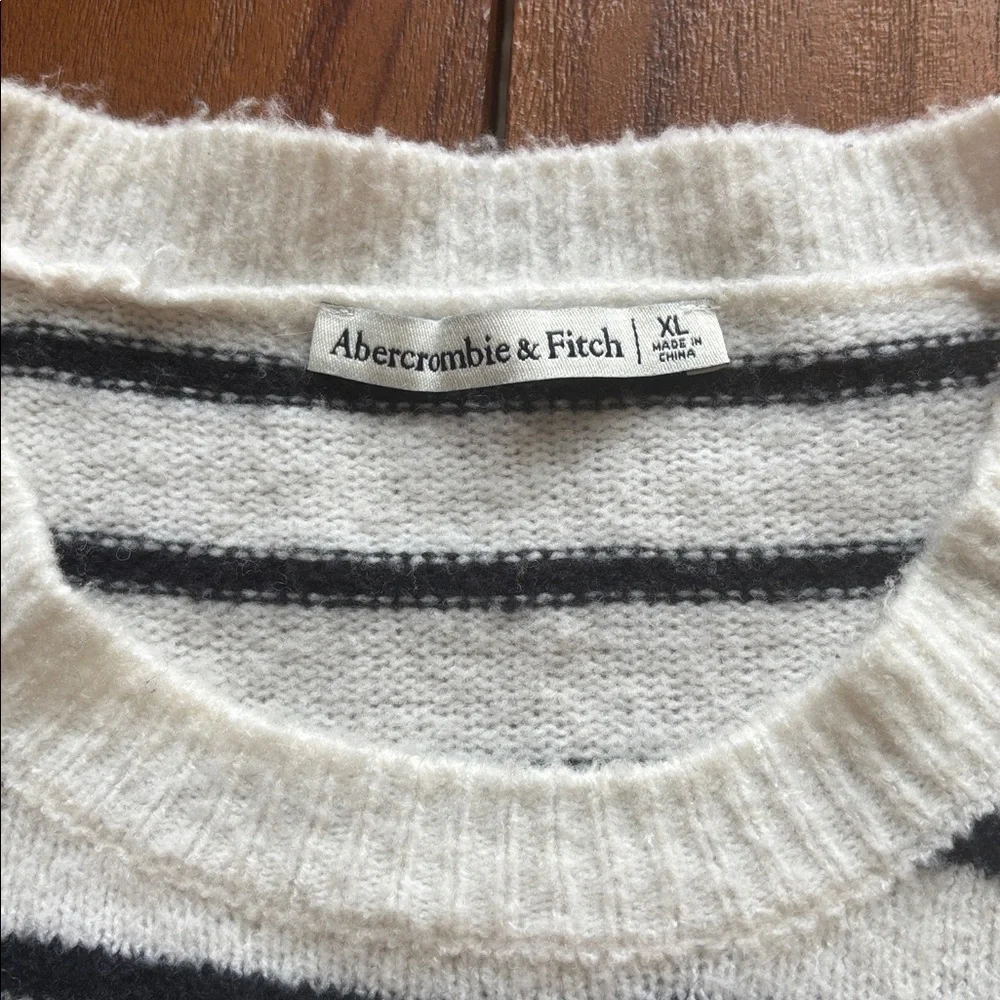 Abercrombie & Fitch Black and White Striped Sweater - Picture 3 of 4
